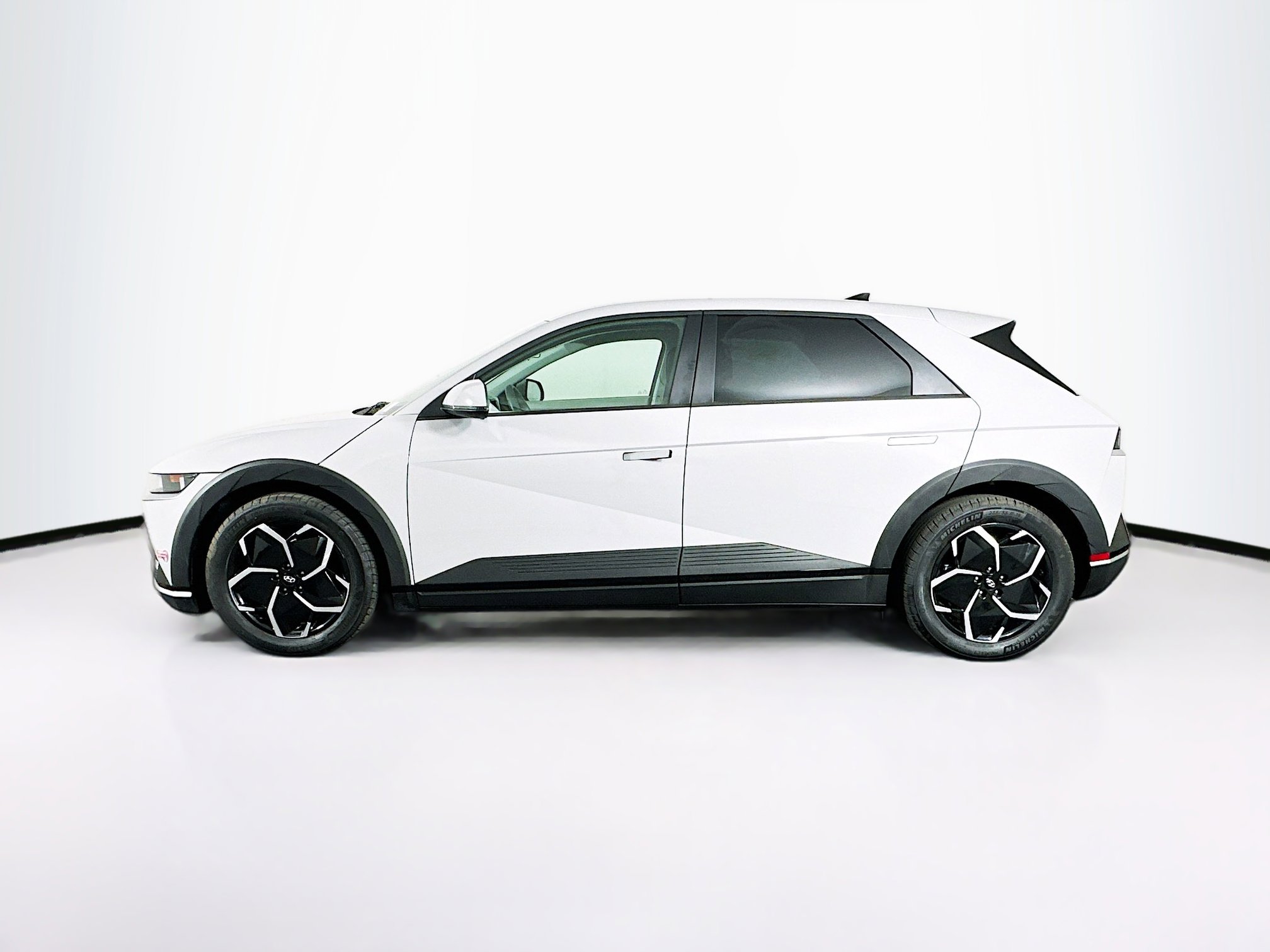 Used 2024 Hyundai Ioniq 5 SE RWD image 4