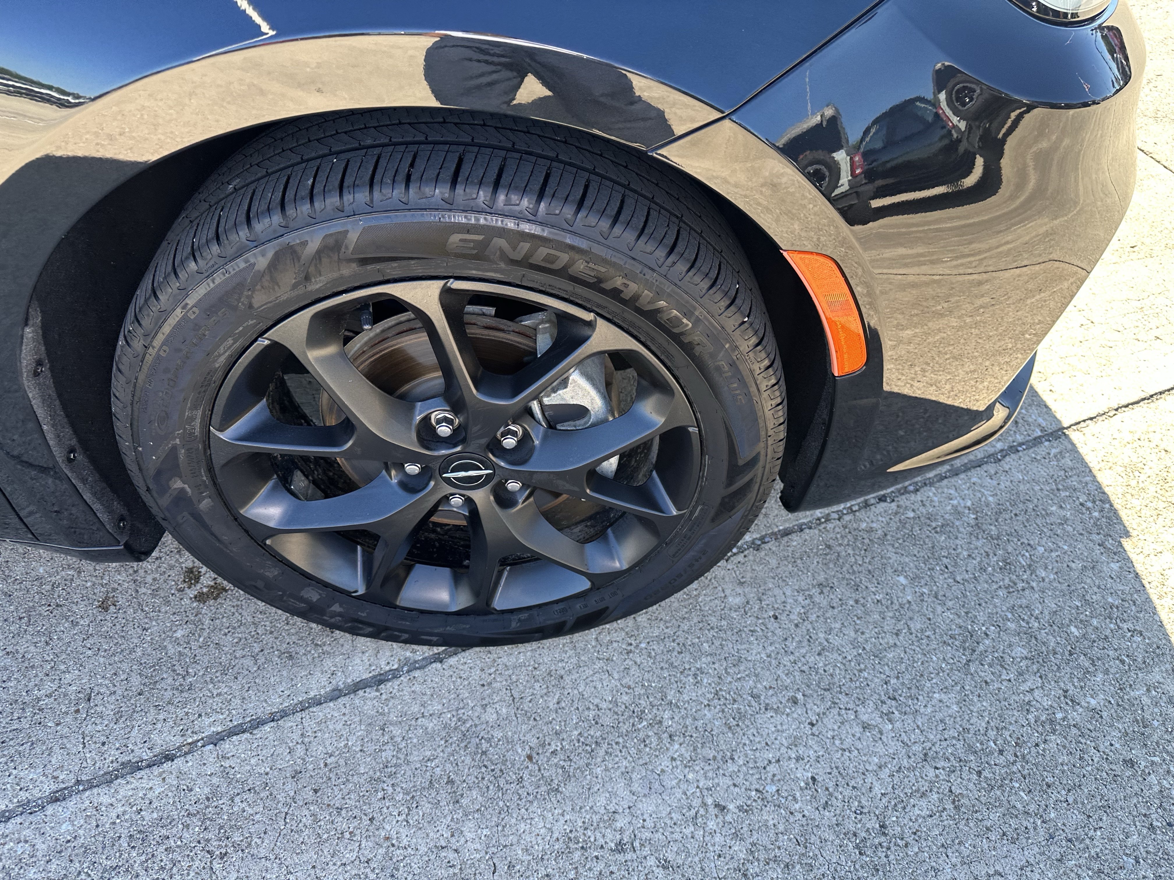 Used 2023 Chrysler Pacifica Touring-L w/ S Appearance Package FWD image 2