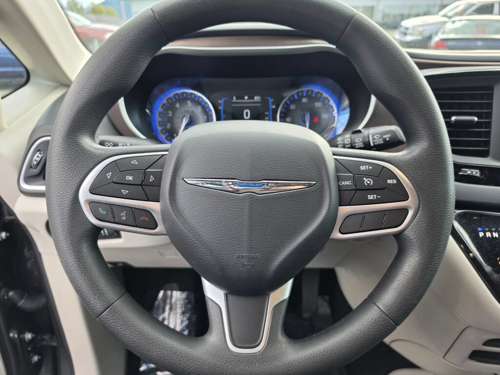 Used 2017 Chrysler Pacifica LX w/ Tire & Wheel Group FWD image 24
