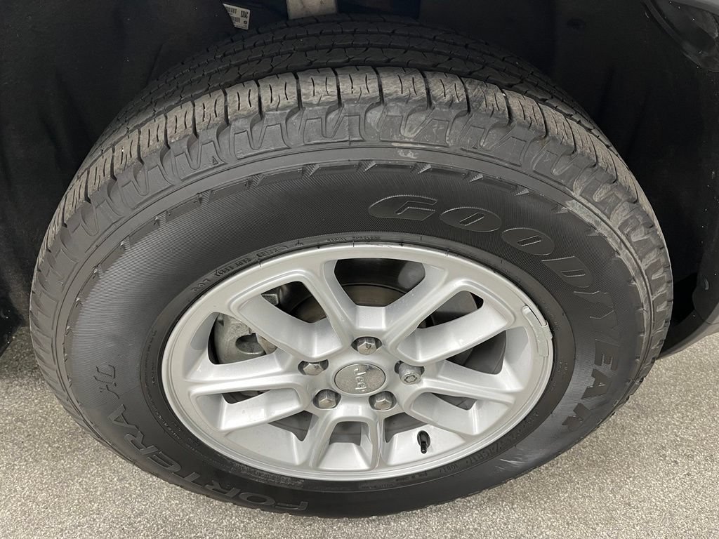 Used 2020 Jeep Grand Cherokee Laredo AWD/4WD image 18