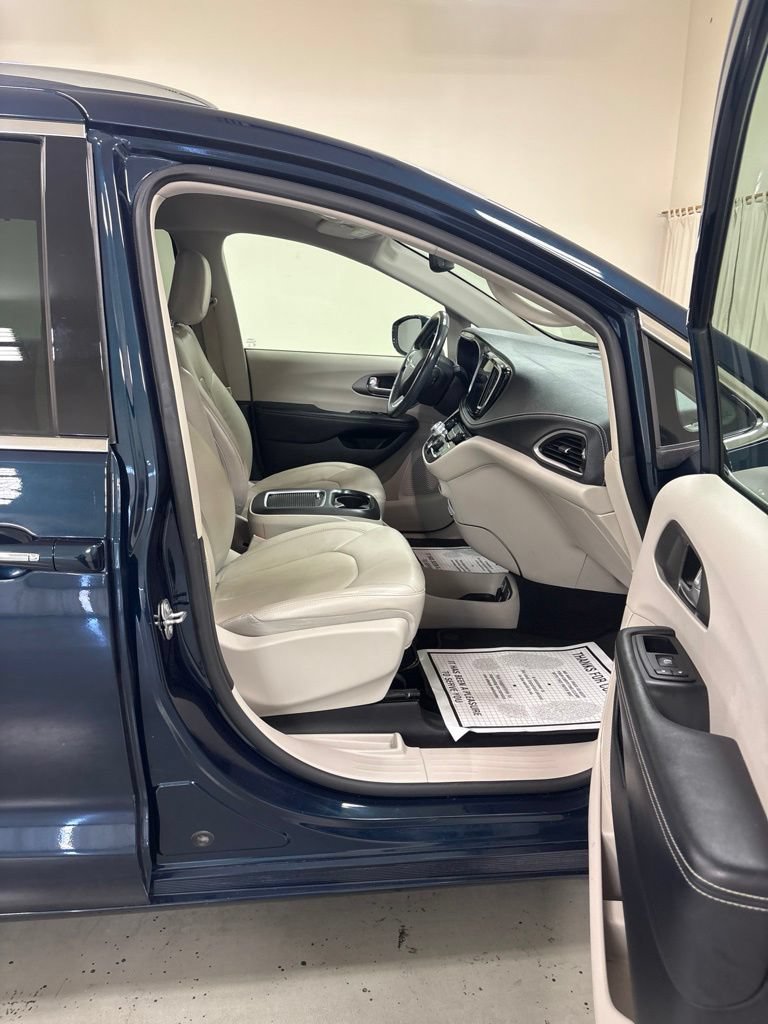 Used 2021 Chrysler Pacifica Touring-L FWD image 22