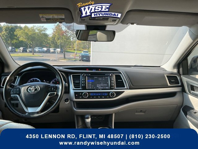 Used 2019 Toyota Highlander XLE FWD image 2