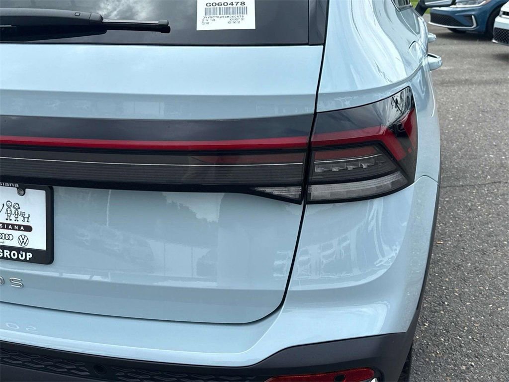 New 2025 Volkswagen Taos SE image 9
