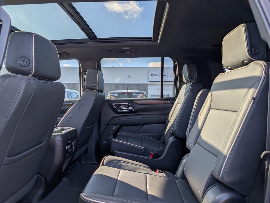 Used 2023 Chevrolet Suburban Premier image 9