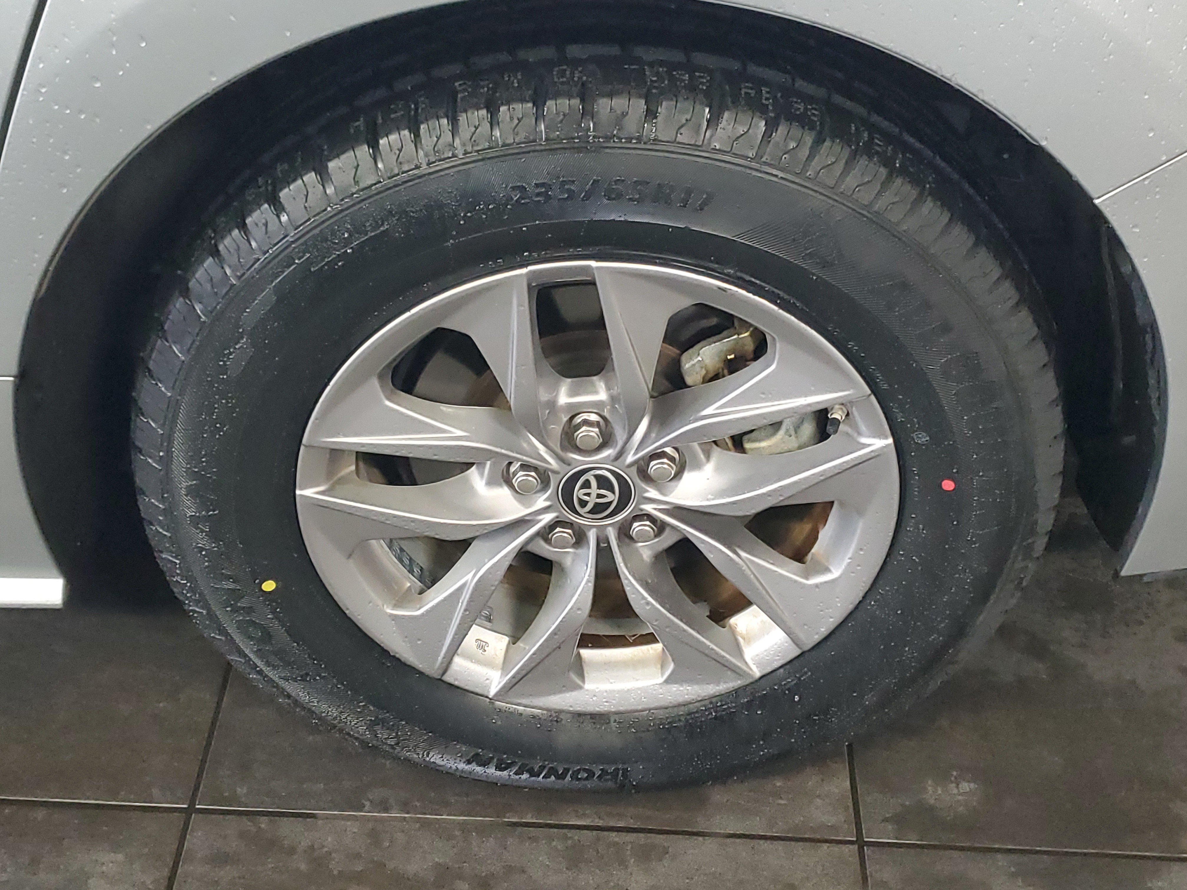 Certified 2025 Toyota Sienna XLE FWD image 6