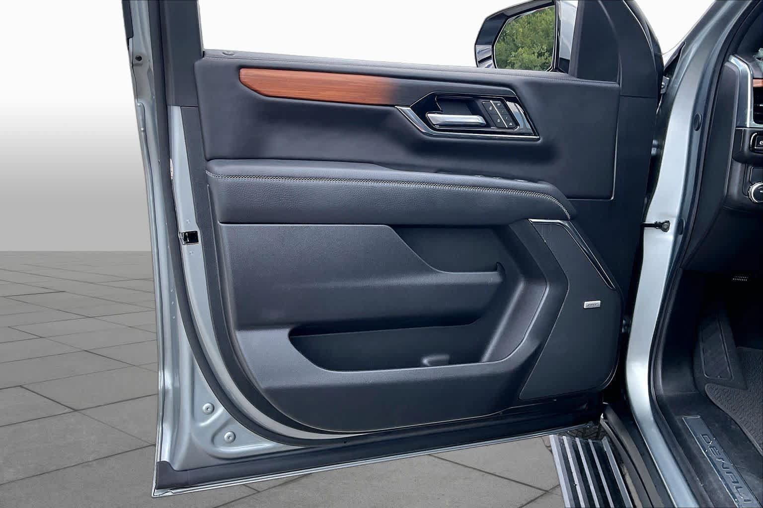 Used 2025 GMC Yukon XL Denali w/ Denali Reserve Package RWD image 22
