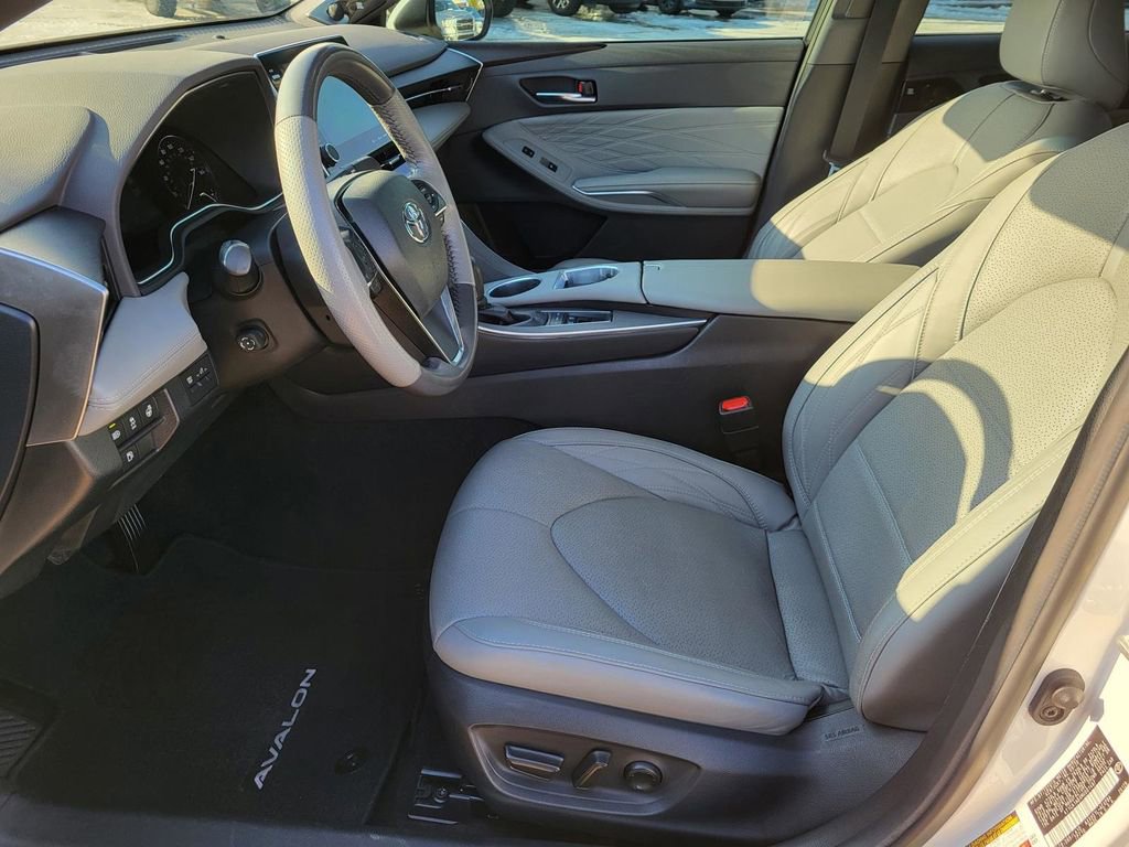 Used 2021 Toyota Avalon Limited image 19
