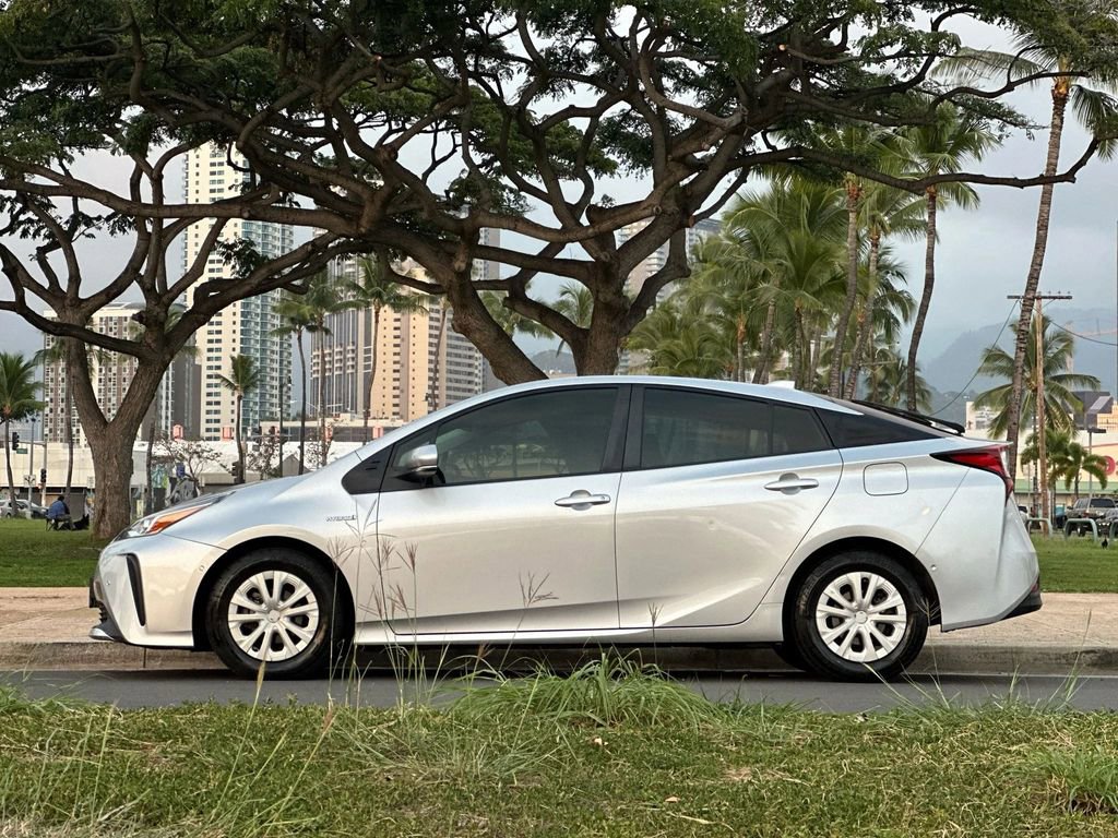 Used 2022 Toyota Prius LE image 2