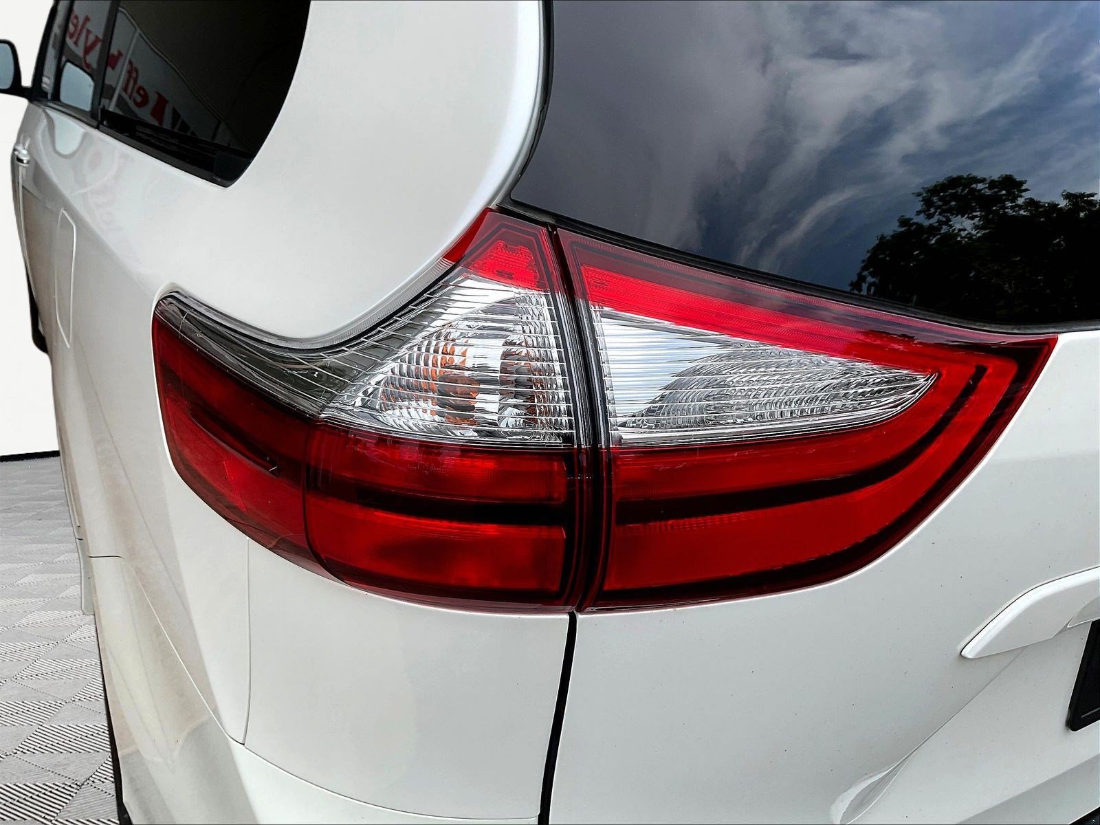 Used 2019 Toyota Sienna XLE w/ XLE Navigation Package FWD image 22