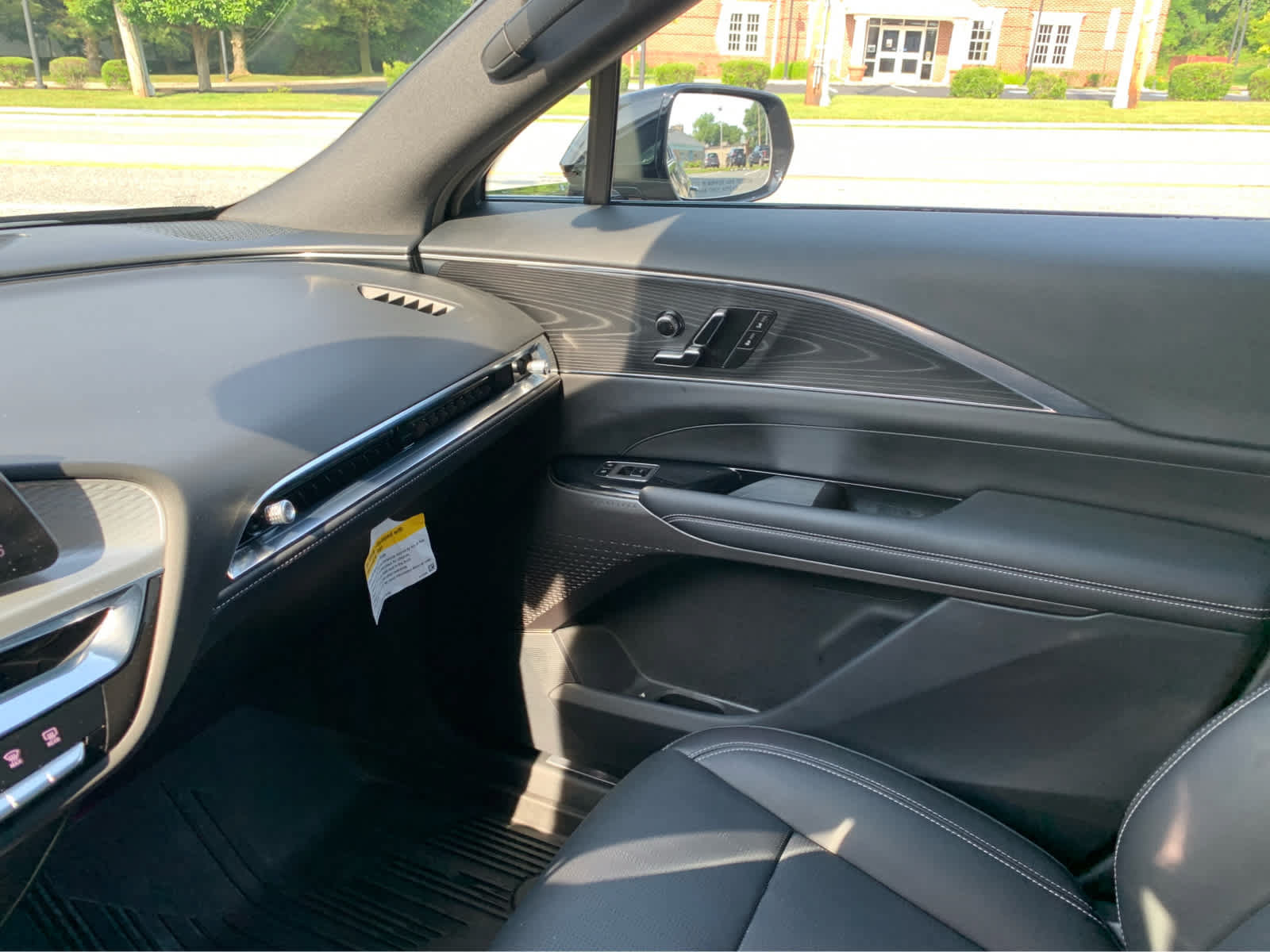 Used 2024 Cadillac Lyriq Luxury w/ LPO, Floor Liner Package AWD/4WD image 21