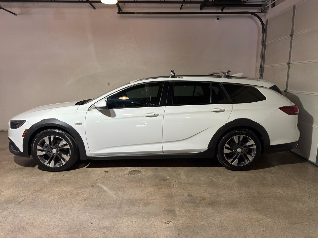 Used 2018 Buick Regal Essence w/ Driver Confidence Package #1 AWD/4WD image 2