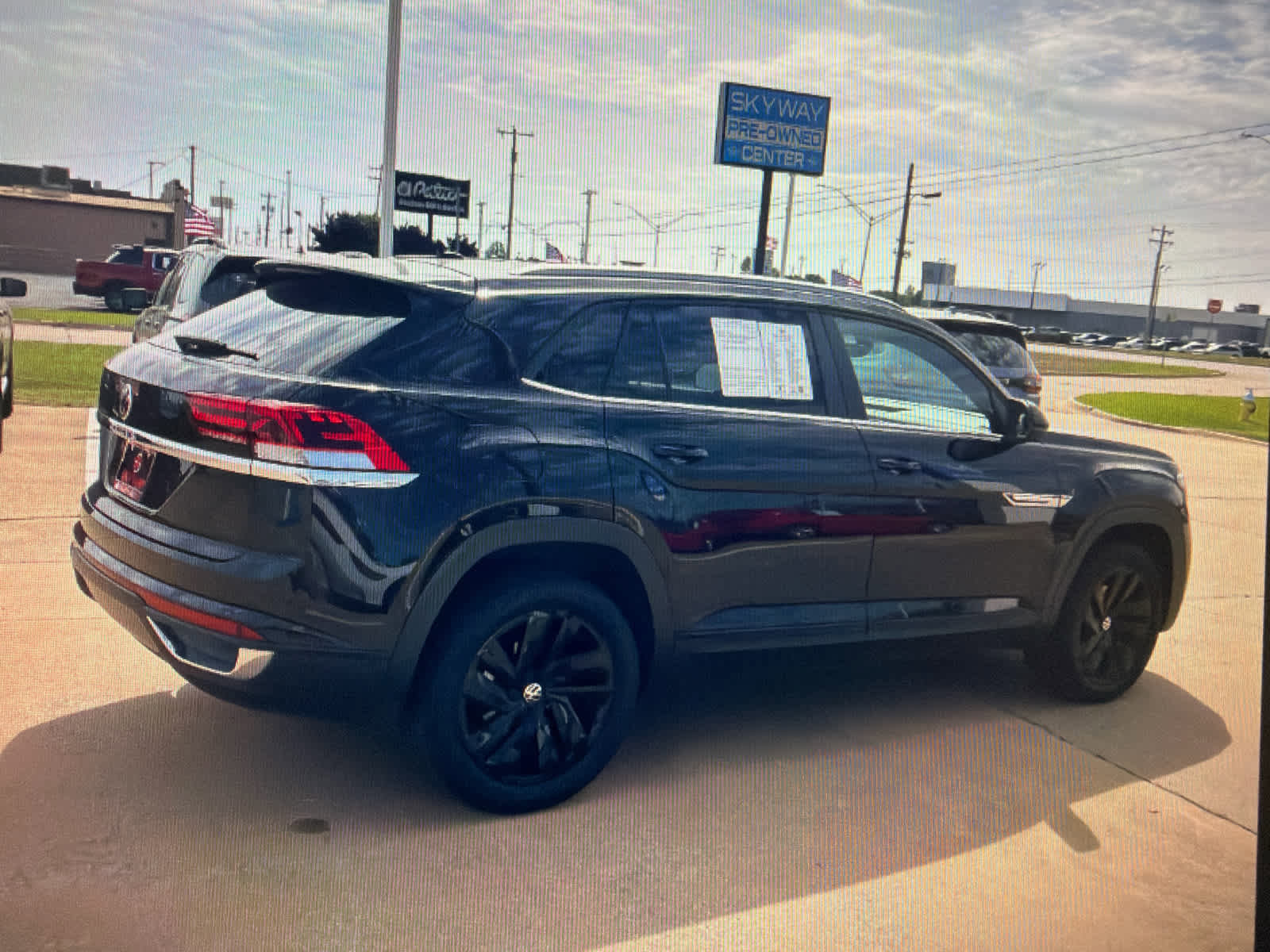 Used 2020 Volkswagen Atlas Cross Sport SE w/ Panoramic Sunroof Package FWD image 8