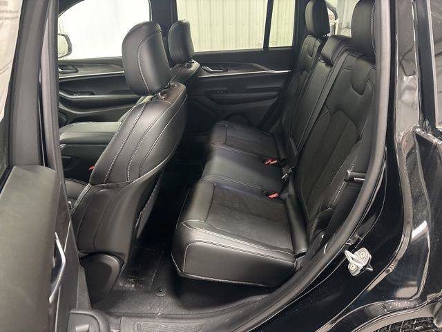 Used 2026 Jeep Grand Cherokee Altitude AWD/4WD image 31