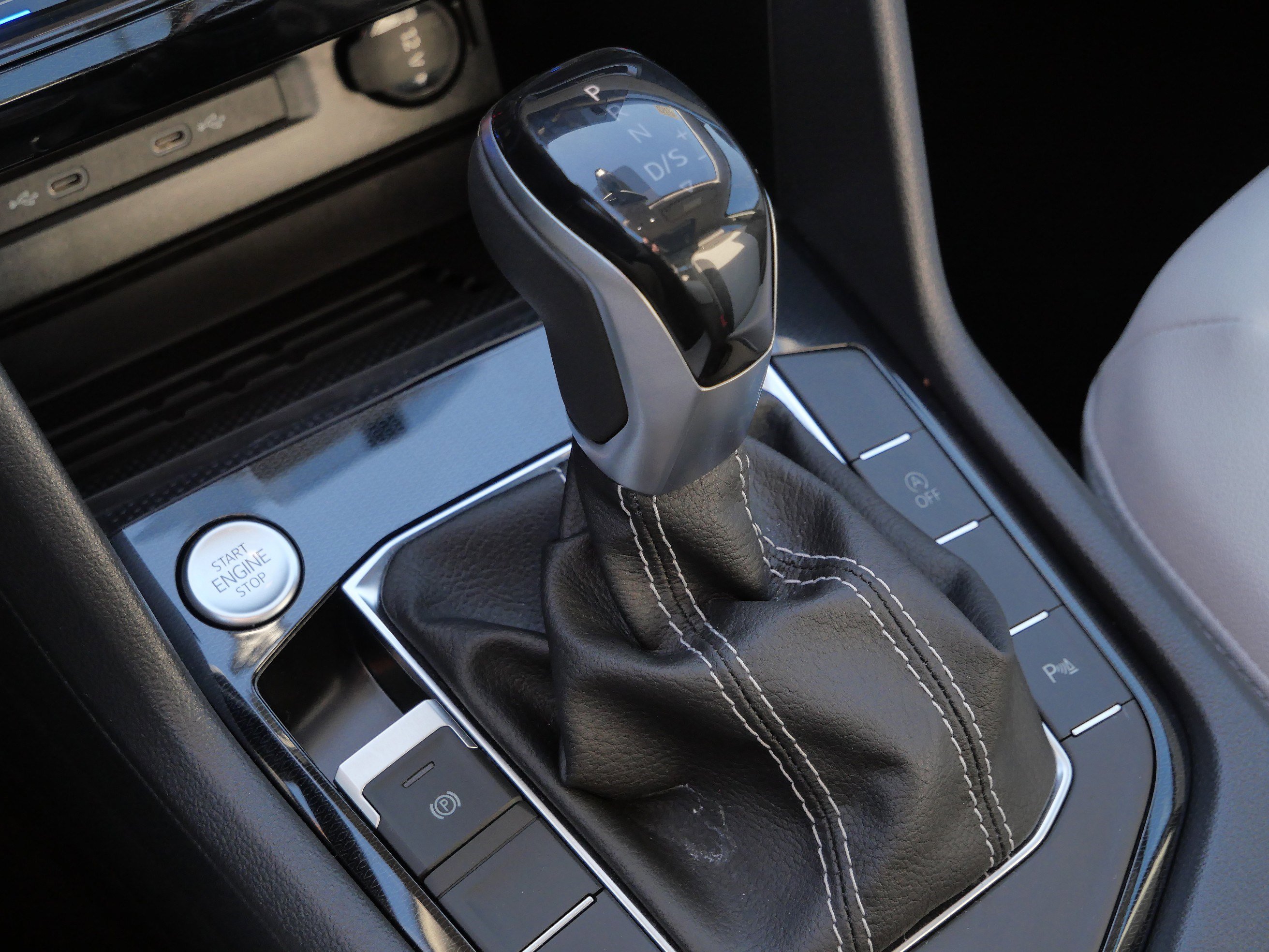 Certified 2025 Volkswagen Taos SE image 25