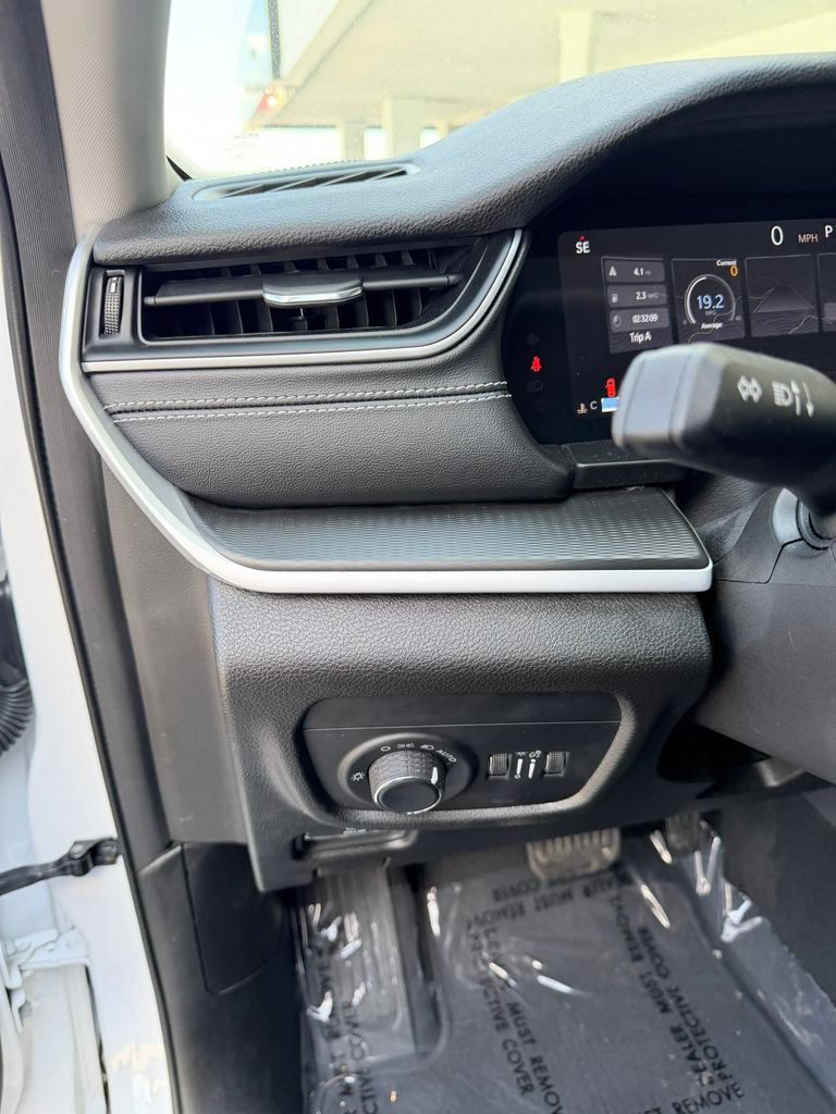 Used 2023 Jeep Grand Cherokee Laredo w/ Luxury Tech Group I AWD/4WD image 10