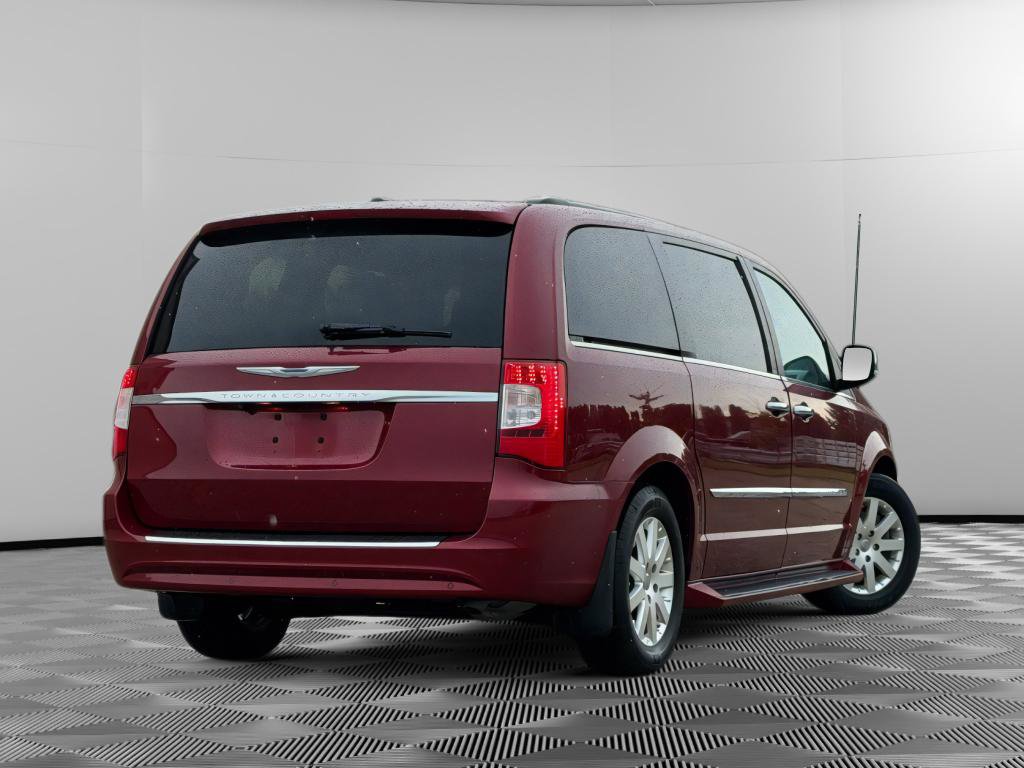 Used 2012 Chrysler Town & Country Touring-L w/ Driver Convenience Group FWD image 7