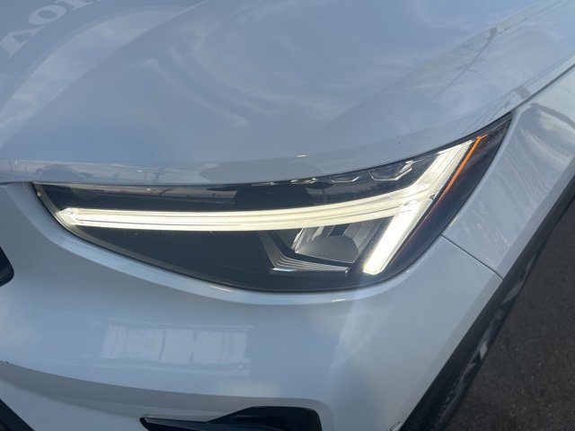 Certified 2025 Volvo XC40 B5 Plus image 8