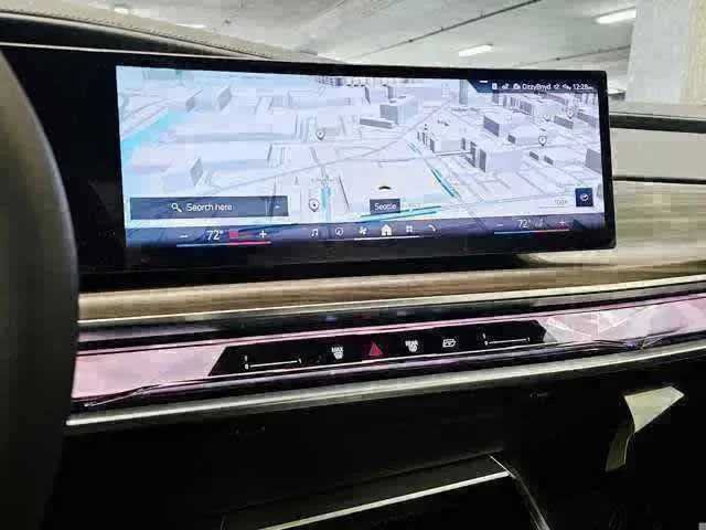 Certified 2025 BMW 750e xDrive w/ Executive Package AWD/4WD image 16