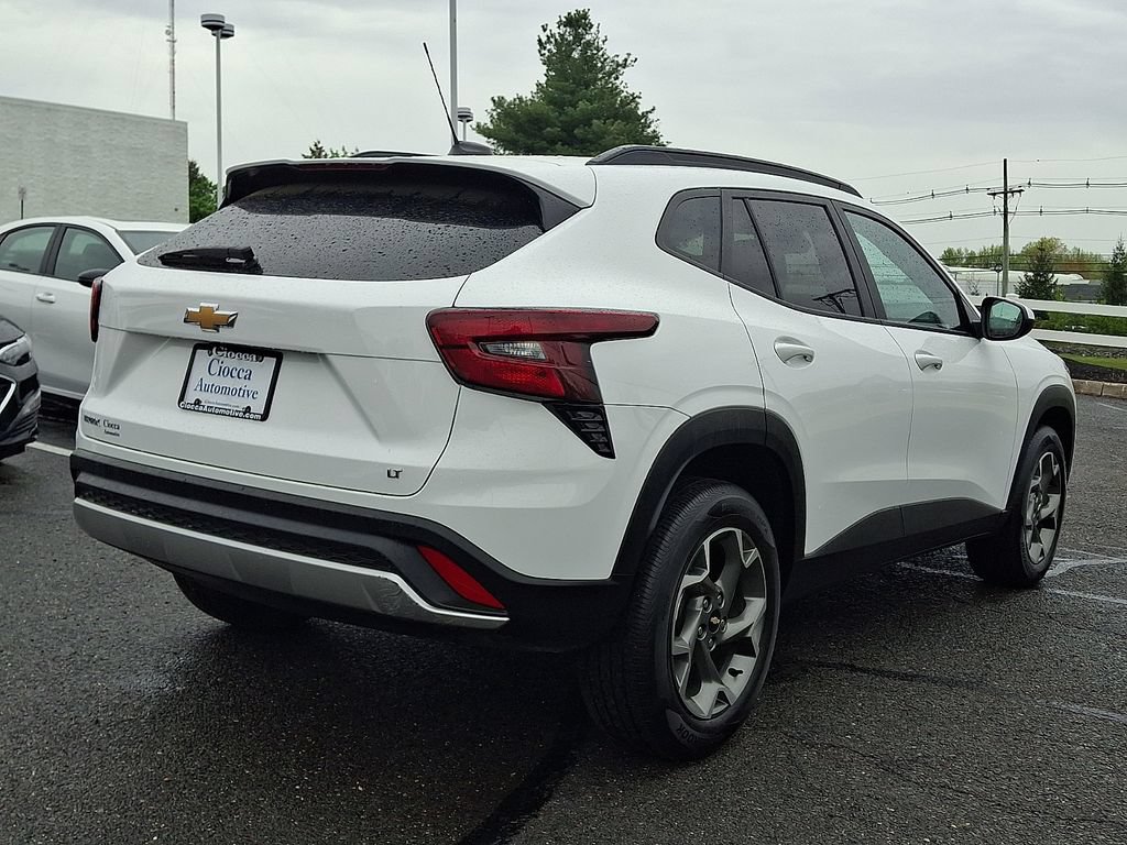 Used 2025 Chevrolet Trax LT FWD image 9