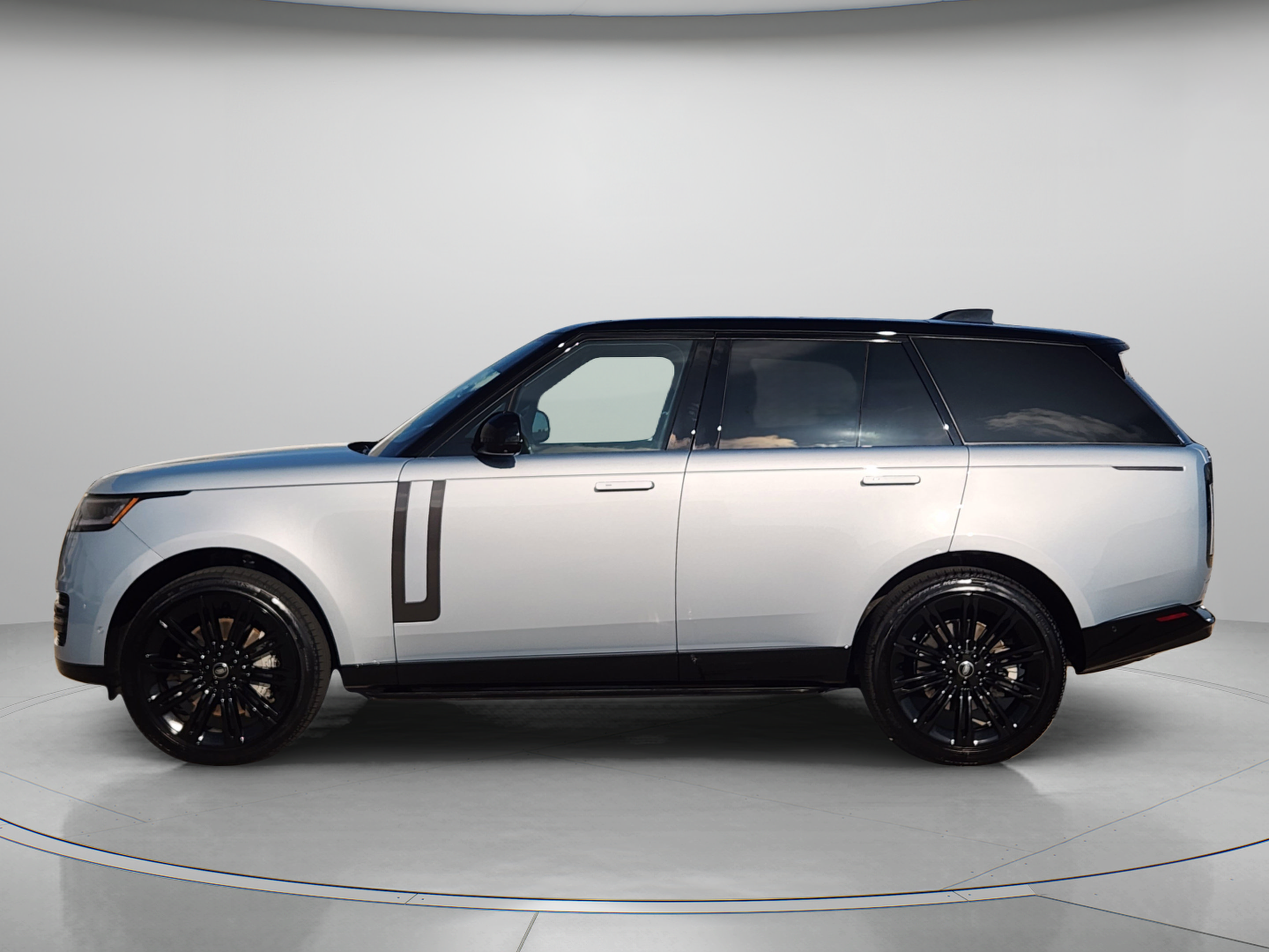 Used 2025 Land Rover Range Rover SE AWD/4WD image 2