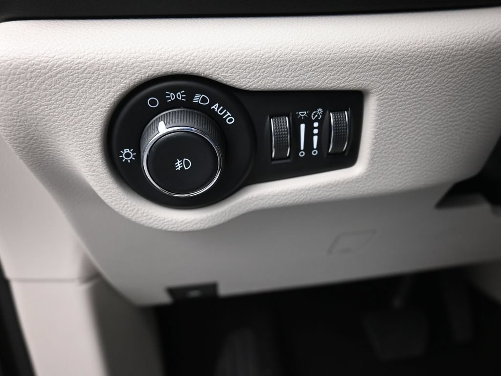Used 2023 Chrysler Pacifica Touring-L FWD image 17