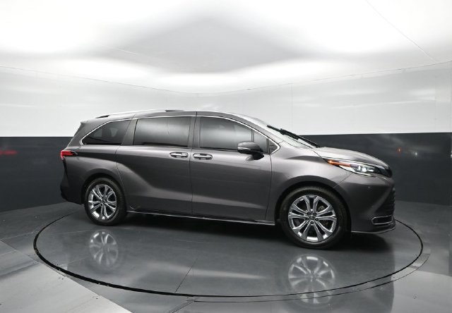 Used 2022 Toyota Sienna Platinum FWD image 6