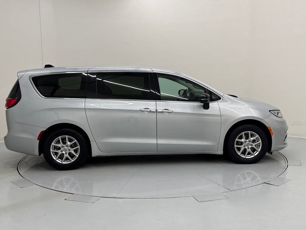 Used 2024 Chrysler Pacifica Touring-L image 6
