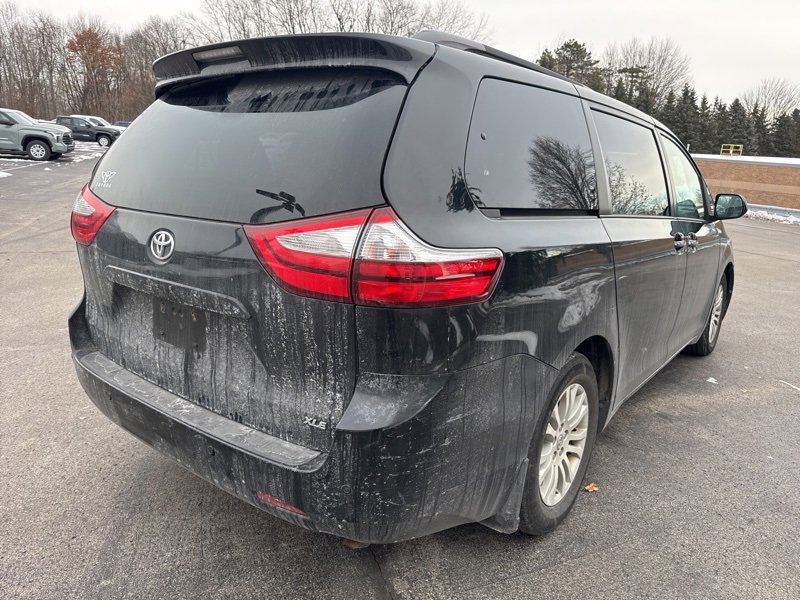 Used 2017 Toyota Sienna XLE image 3