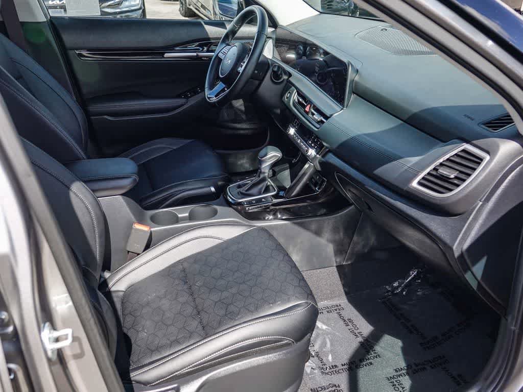 Used 2025 Kia Seltos EX FWD image 15