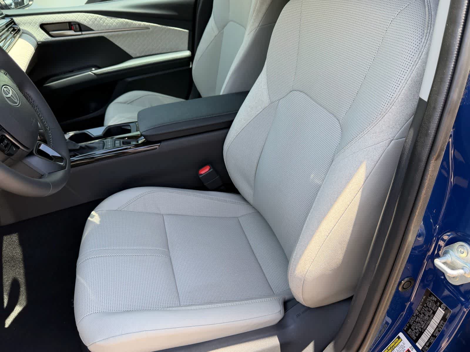 Used 2025 Toyota Camry XLE FWD image 9