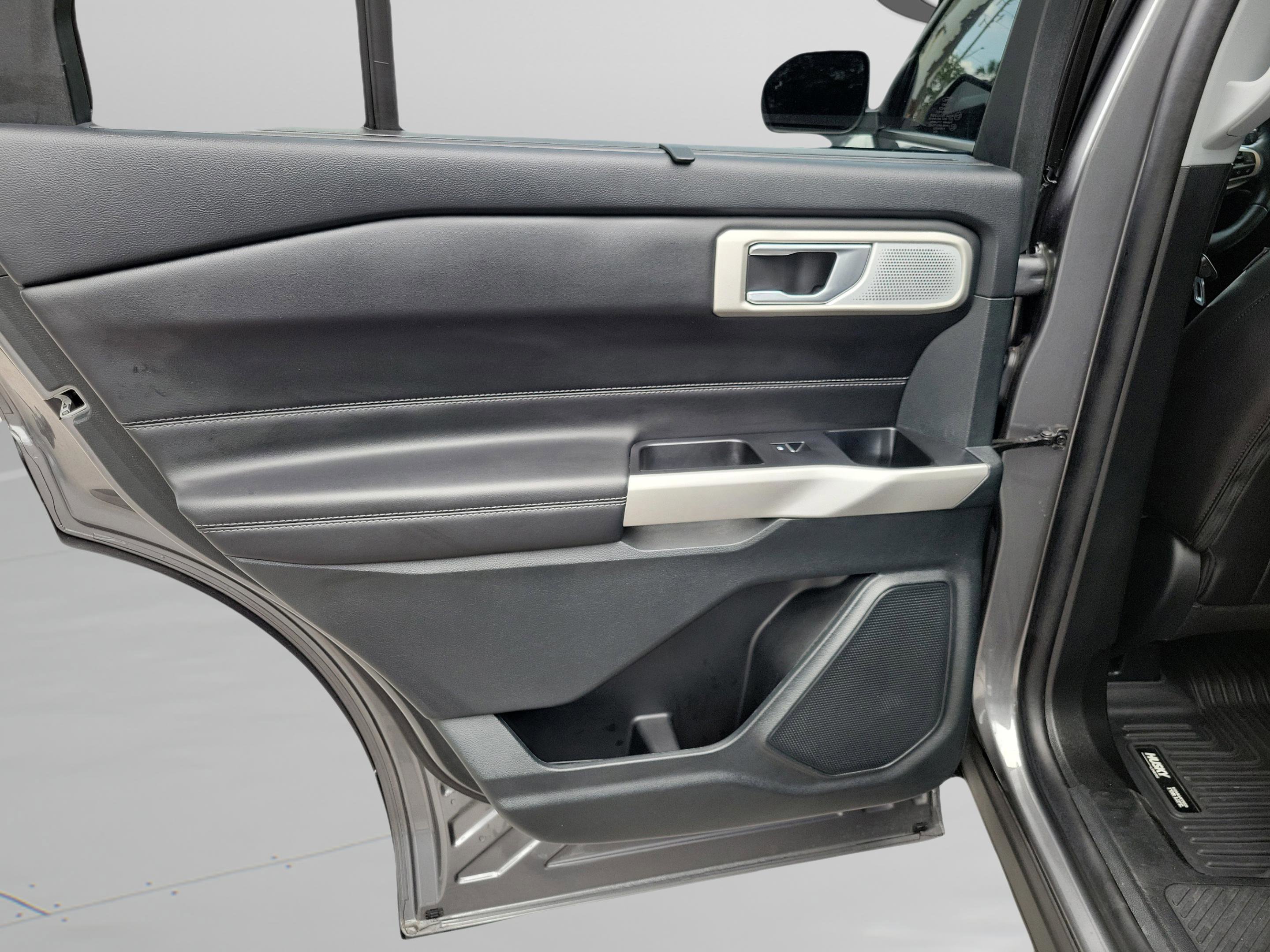 Used 2023 Ford Explorer Limited w/ Limited Technology Package RWD image 11