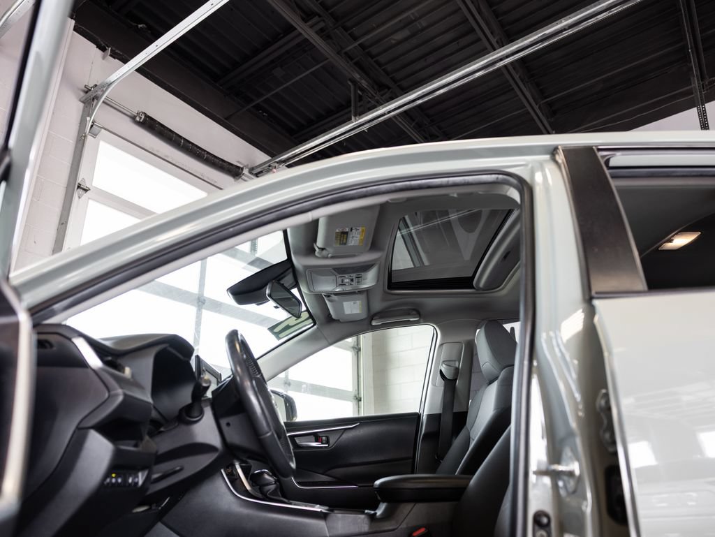 Used 2019 Toyota RAV4 XLE w/ Convenience Package AWD/4WD image 9