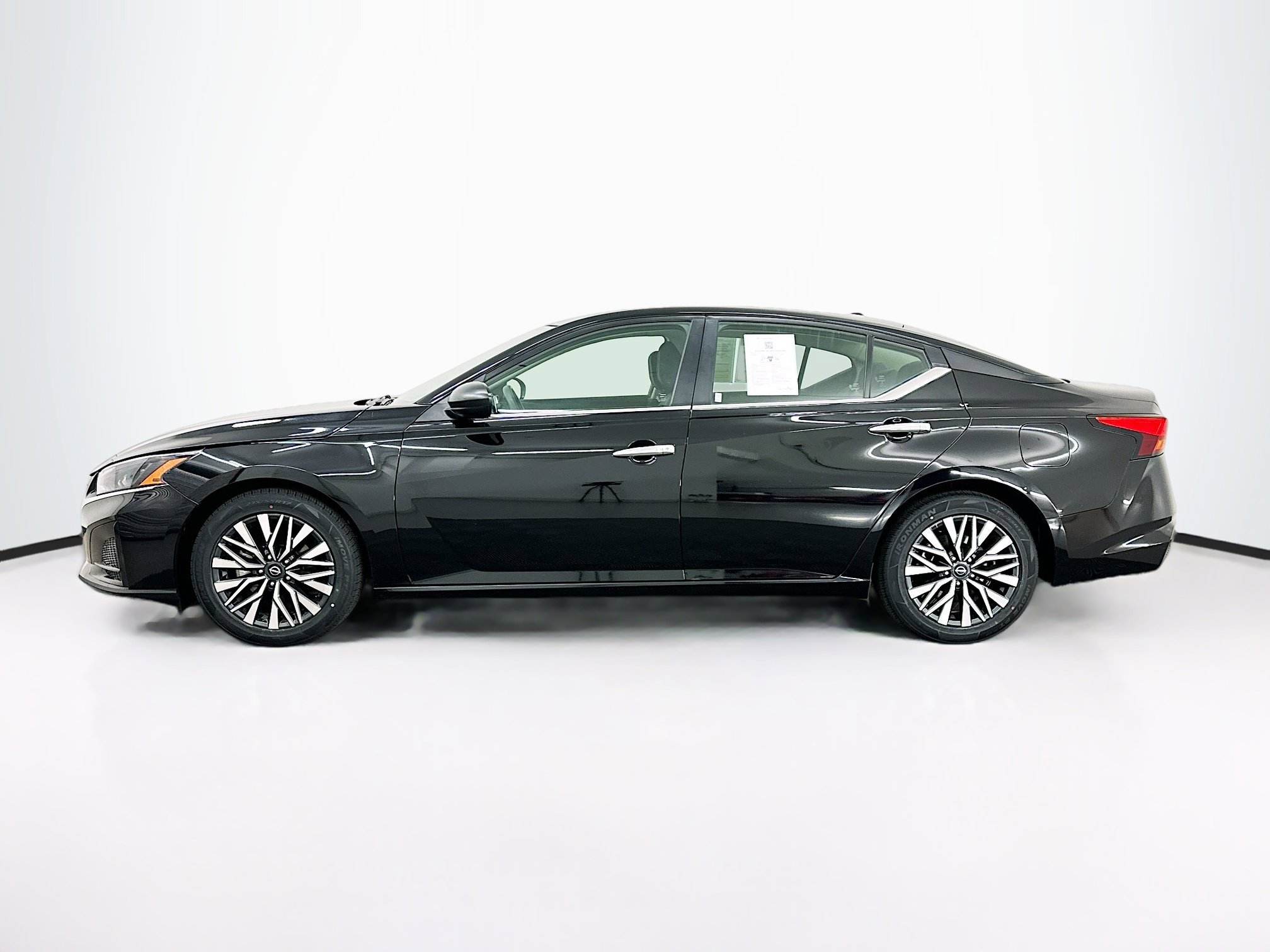 Used 2024 Nissan Altima 2.5 SV image 4