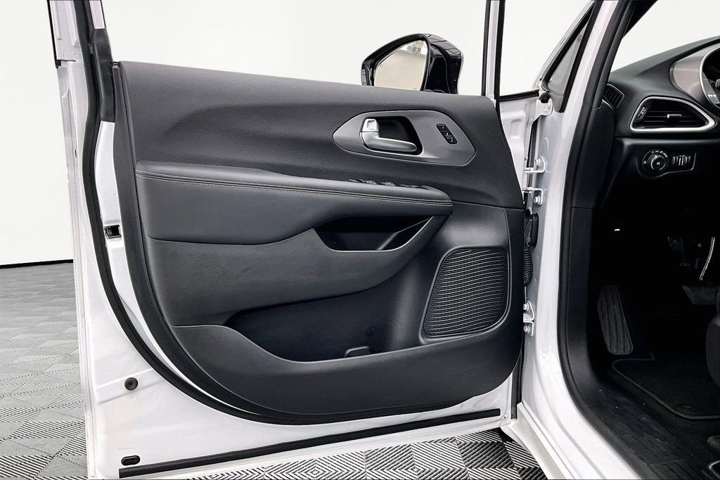 Used 2025 Chrysler Pacifica Select image 23