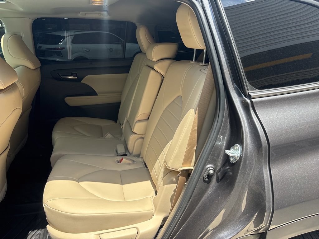 Used 2025 Toyota Highlander XLE FWD image 14