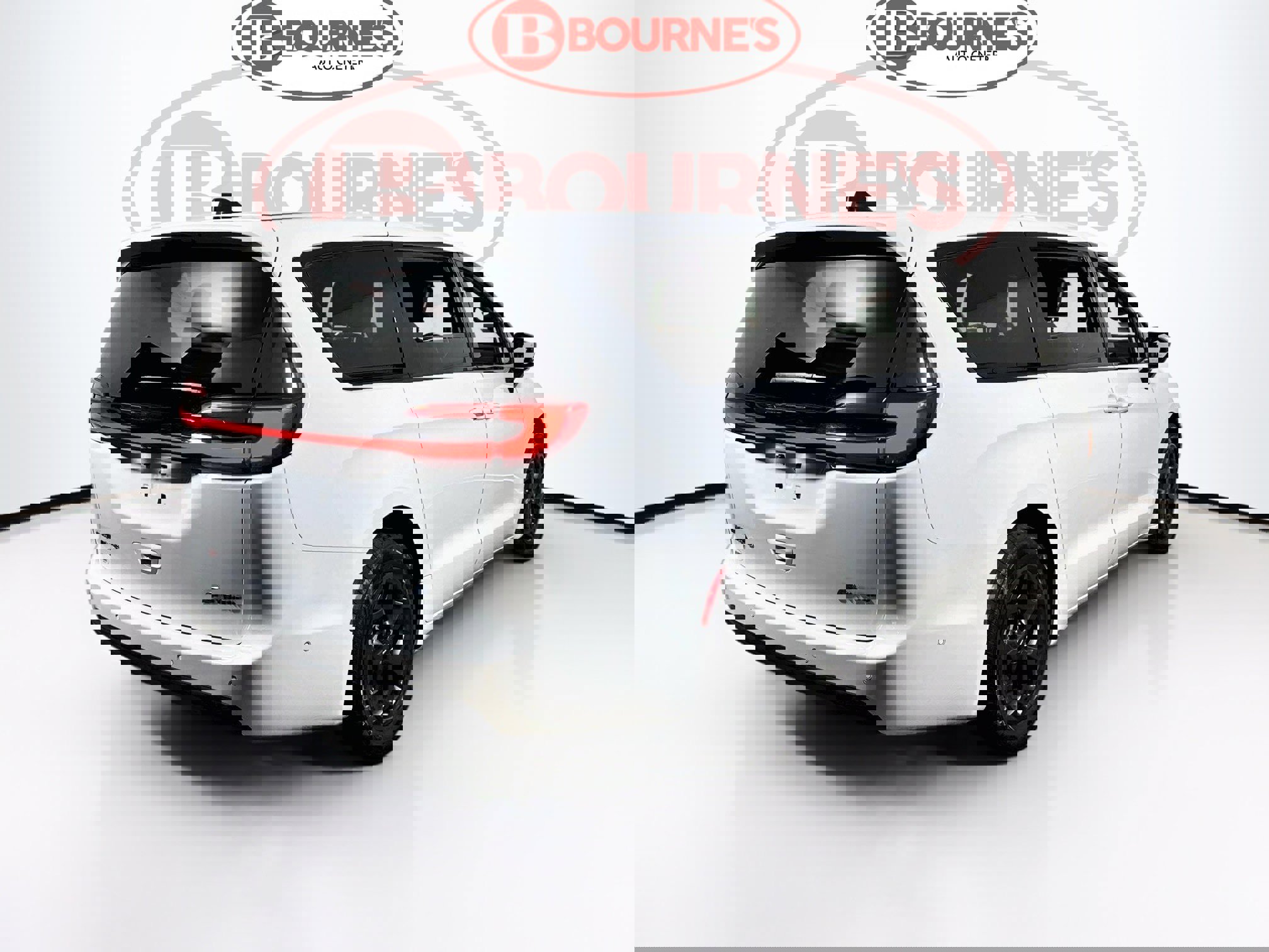 Used 2023 Chrysler Pacifica Limited w/ Uconnect Theater Family Group FWD image 10