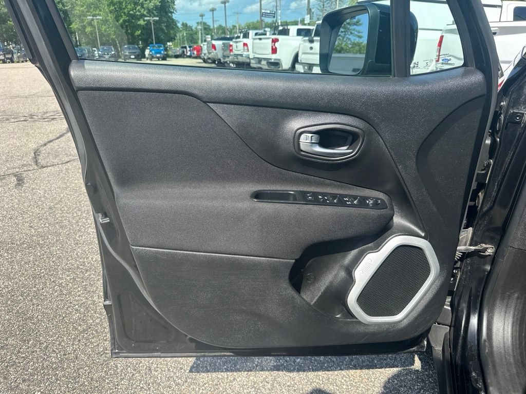 Used 2018 Jeep Renegade Latitude AWD/4WD image 15