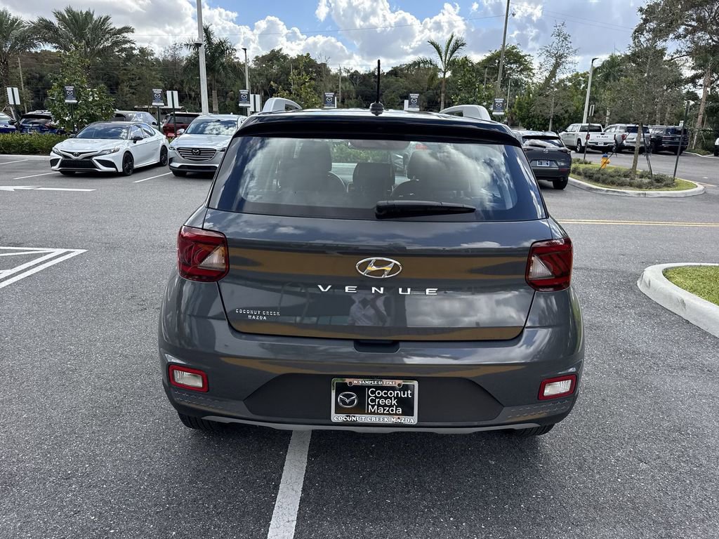 Used 2024 Hyundai Venue Limited image 3