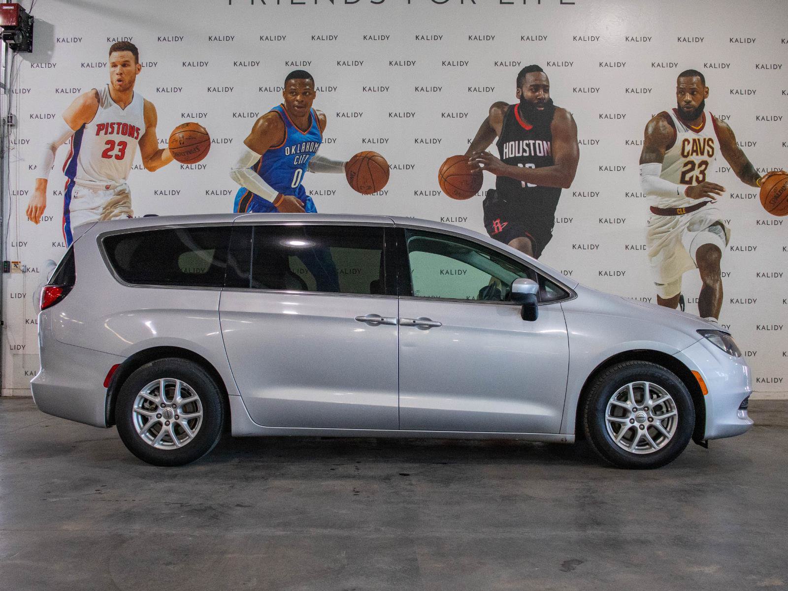 Used 2022 Chrysler Voyager LX FWD image 17