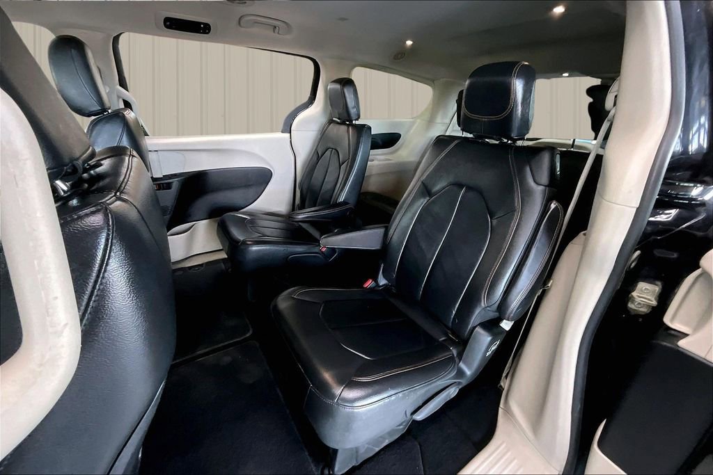 Used 2017 Chrysler Pacifica Touring-L image 21
