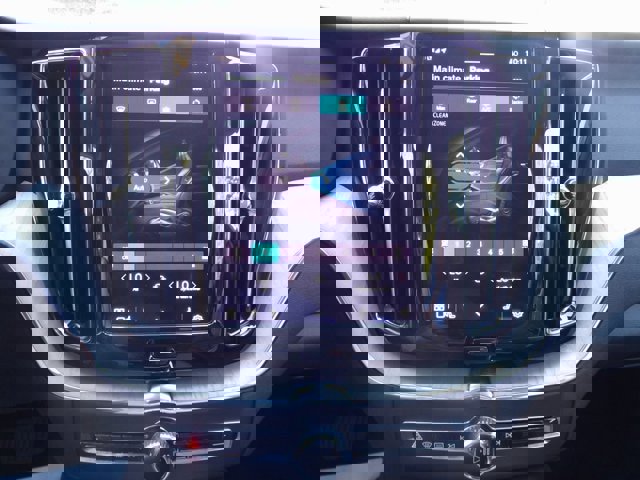 Certified 2025 Volvo XC60 B5 Plus image 18