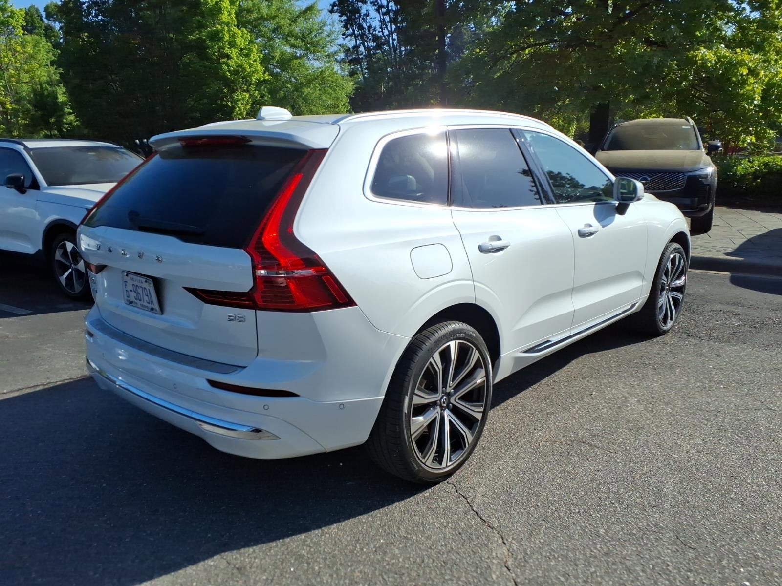 Used 2023 Volvo XC60 B5 Ultimate w/ Climate Package FWD image 3