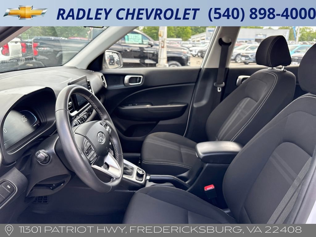 Used 2025 Hyundai Venue SEL FWD image 3