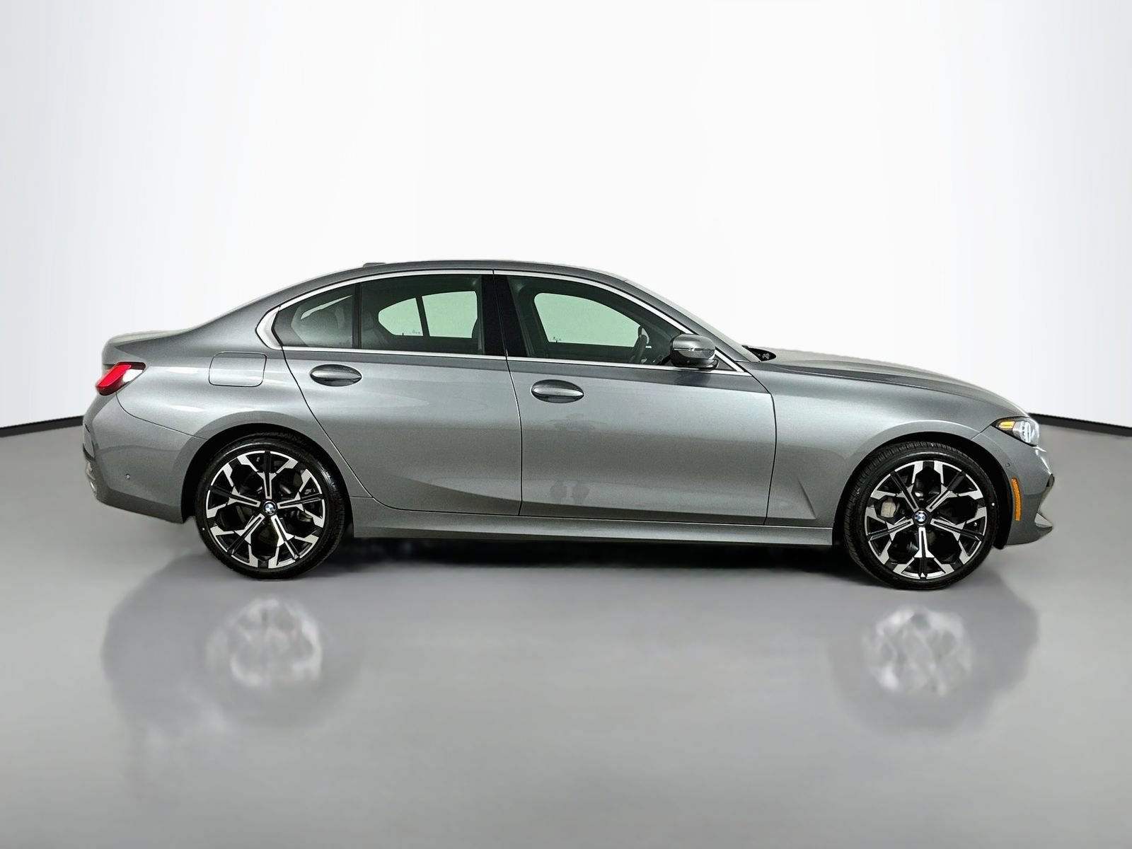 Used 2025 BMW 330i xDrive Sedan AWD/4WD image 4
