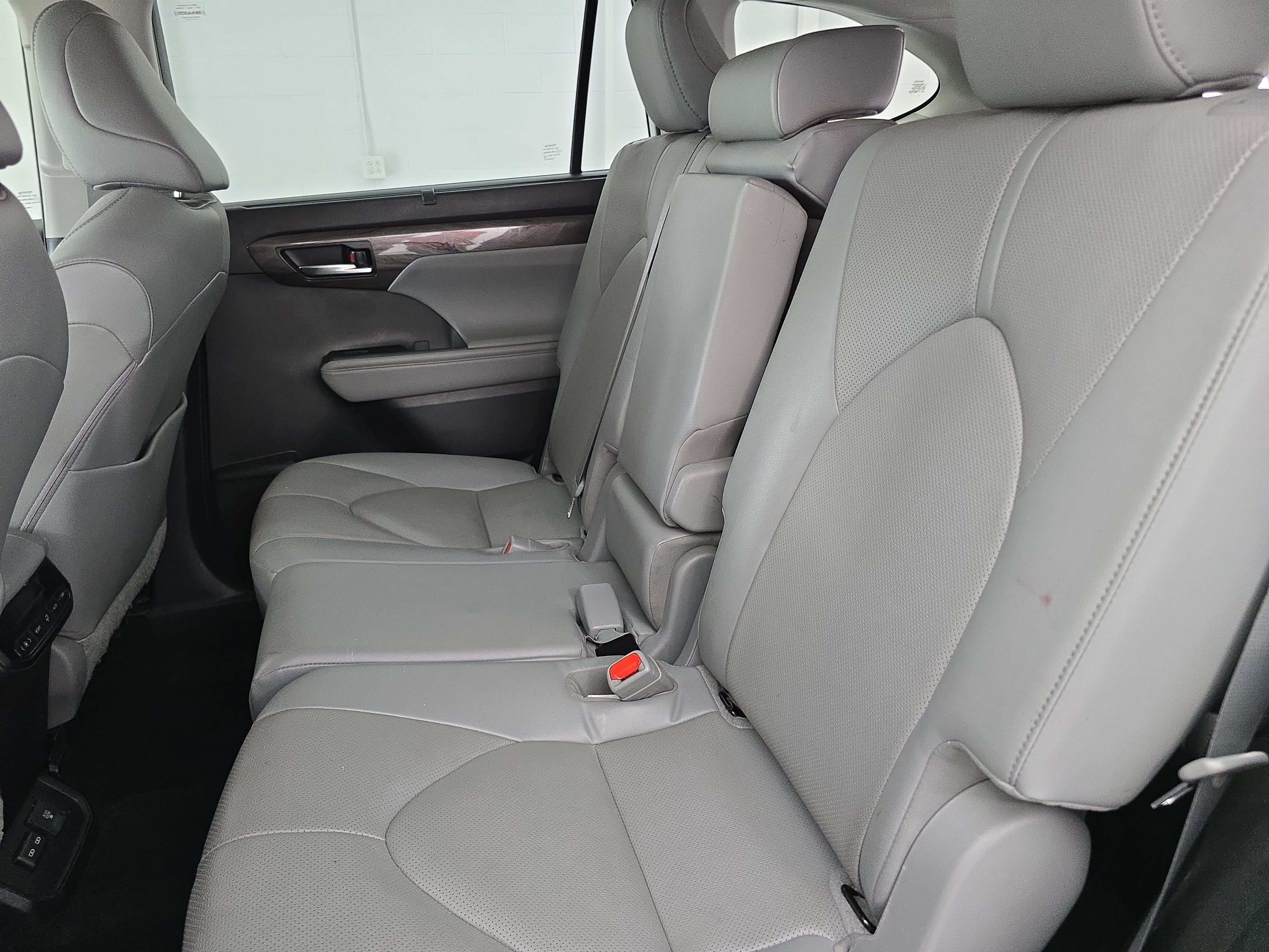 Used 2023 Toyota Highlander Limited FWD image 15