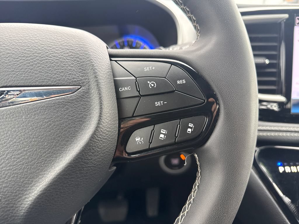 Used 2024 Chrysler Pacifica Touring FWD image 17