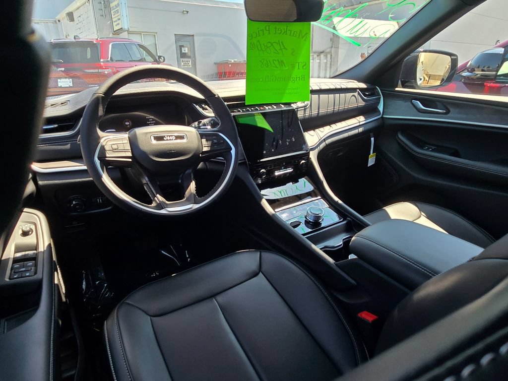 Used 2025 Jeep Grand Cherokee Limited AWD/4WD image 10