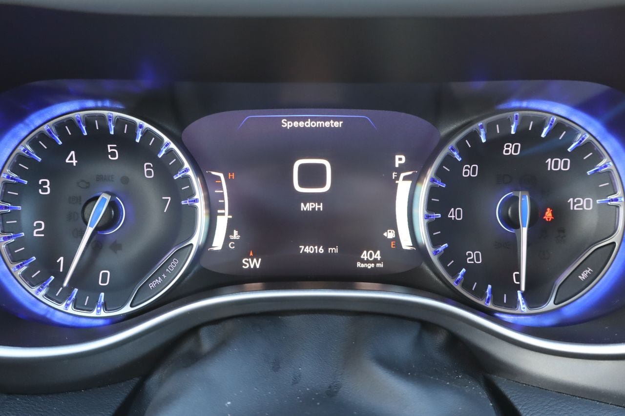 Used 2023 Chrysler Pacifica Touring-L FWD image 10