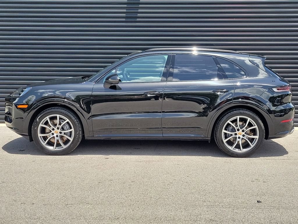 Certified 2025 Porsche Cayenne image 2
