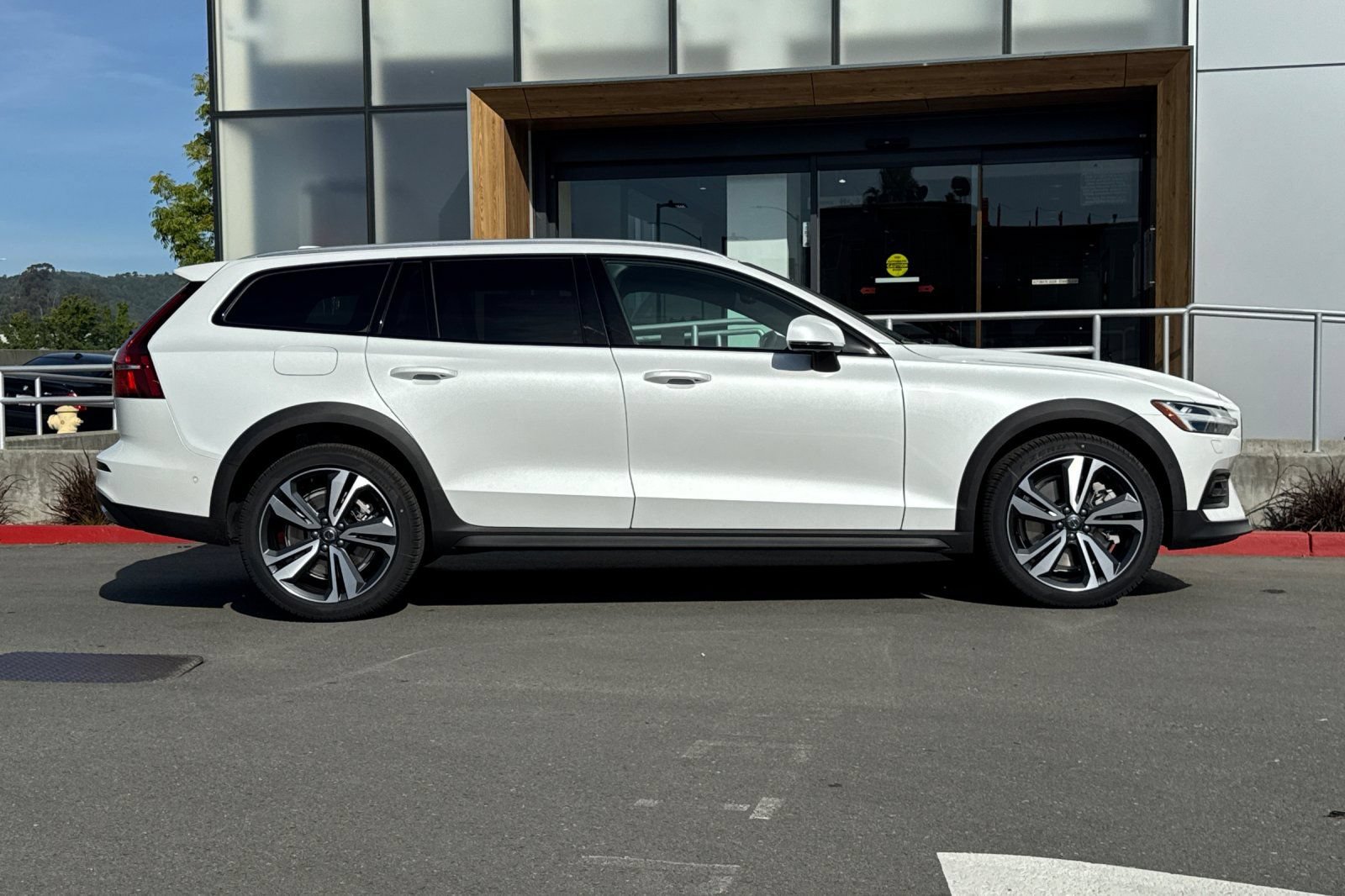 New 2026 Volvo V60 B5 Cross Country Plus w/ Protection Package Premier AWD/4WD image 8
